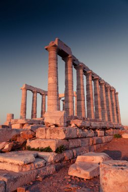 Poseidon Tapınağı kalıntıları gün batımında Cape Sounion içinde