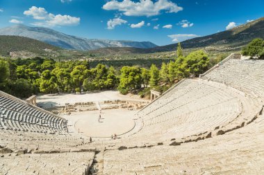 Ancient Epidaurus, Yunanistan - Eylül 2016: Turist tiyatro