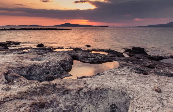 Costa da Grécia ao pôr do sol — Fotografia de Stock