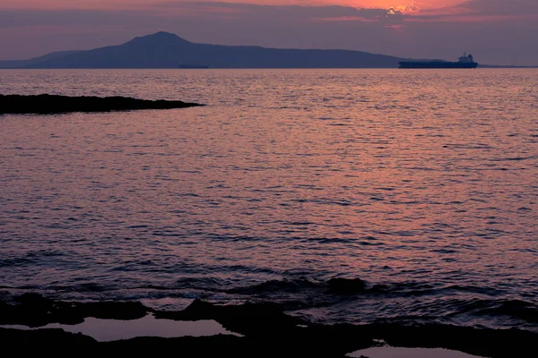 Kust van Griekenland bij zonsondergang — Stockfoto