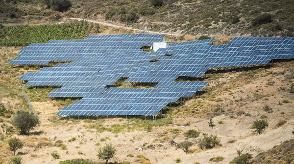 Paneles solares en las montañas — Foto de Stock