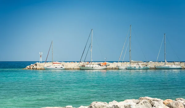 Yachts at the pier on a sunny day — Stock Photo, Image