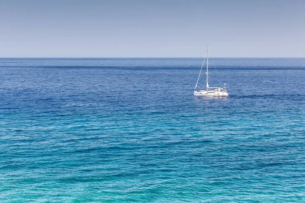Yacht dans la mer — Photo