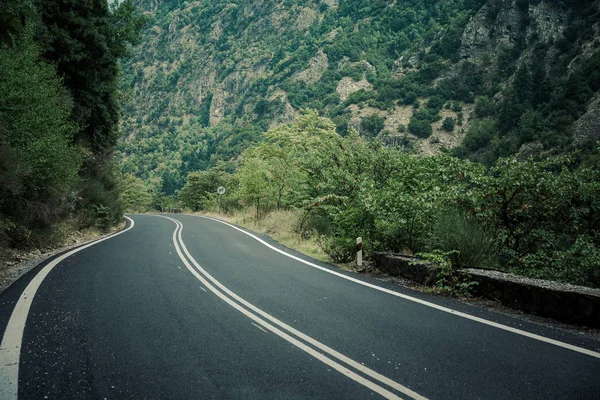 Bergsväg i klipporna nära Kalamata — Stockfoto
