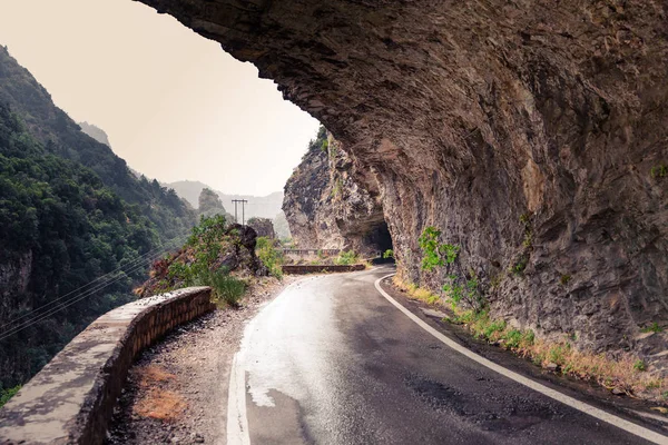 Camino de montaña en las rocas cerca de Kalamata — Foto de Stock