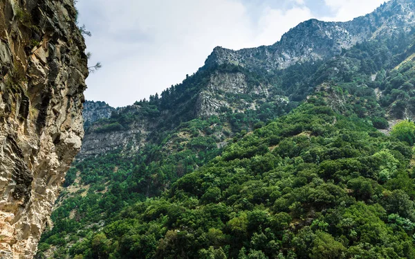 Kalamata yakınındaki Rocky Dağları — Stok fotoğraf