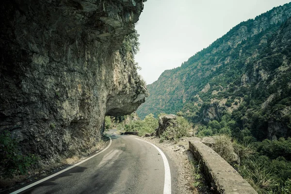 Camino de montaña en las rocas cerca de Kalamata — Foto de Stock