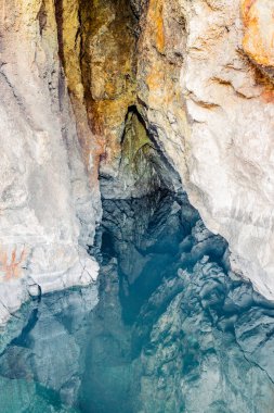 Kaiafas Lake yakınındaki Rock Mağarası