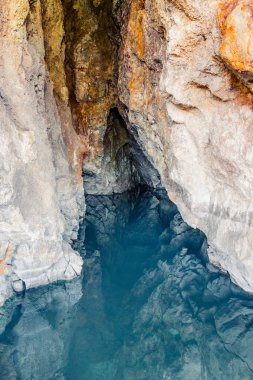 Kaiafas Lake yakınındaki Rock Mağarası