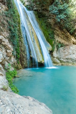 Neda şelaleler kayalar ve orman, Yunanistan arasında