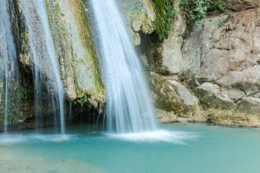 Neda şelaleler kayalar ve orman, Yunanistan arasında