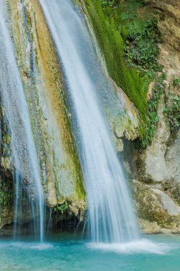 Neda şelaleler kayalar ve orman, Yunanistan arasında