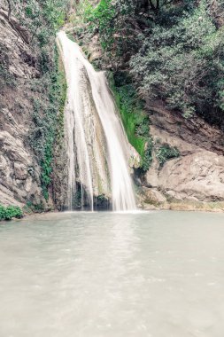 Neda şelaleler kayalar ve orman, Yunanistan arasında