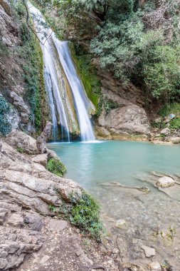 Neda şelaleler kayalar ve orman, Yunanistan arasında