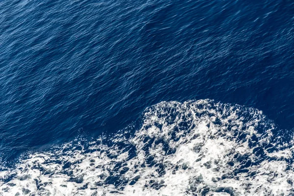 Espuma no mar azul — Fotografia de Stock