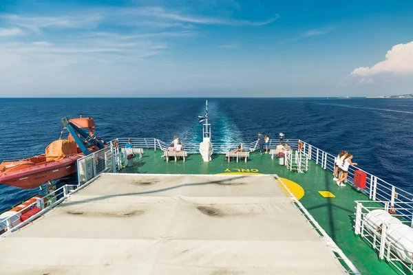 Μεσόγειος θάλασσα, Ελλάδας - Σεπτεμβρίου 2016: οι τουρίστες επί του σκάφους το πλοίο — Φωτογραφία Αρχείου