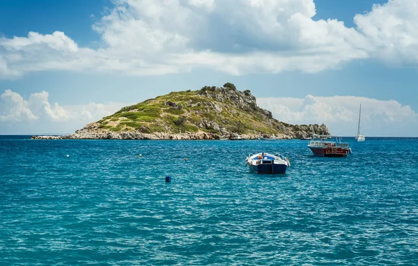 Barcos cerca de la isla en el mar Mediterráneo —  Fotos de Stock