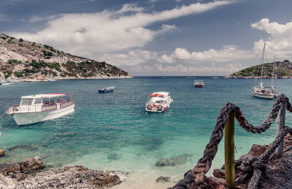 Bateaux près de l'île dans la mer Méditerranée — Photo