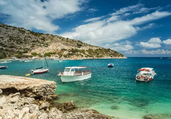 Boats near island in the Mediterranean sea — Stock Photo, Image