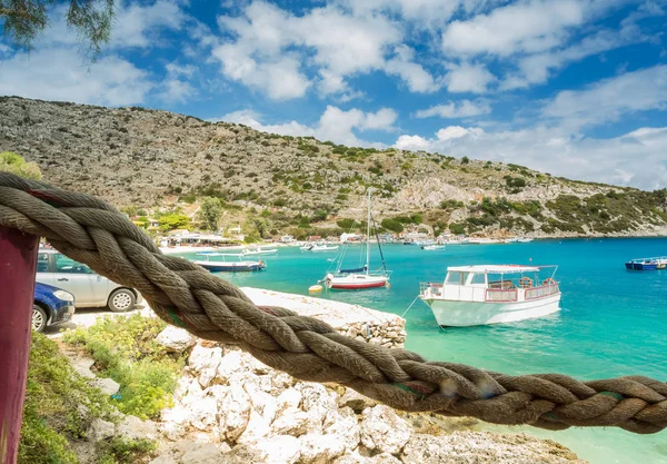 Boote in der Nähe von Insel im Mittelmeer — Stockfoto