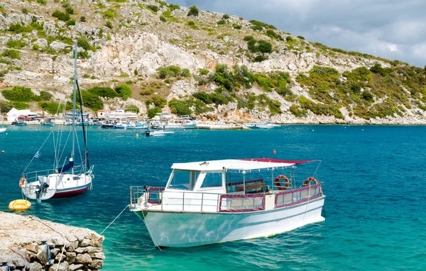 Boote in der Nähe von Insel im Mittelmeer — Stockfoto