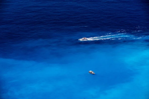 小船在蔚蓝的大海 — 图库照片