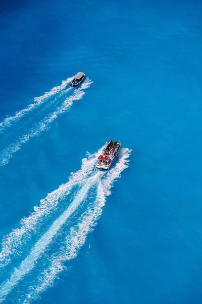 Βάρκες στην γαλάζια θάλασσα — Φωτογραφία Αρχείου