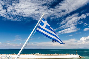 Yunanistan ulusal bayrak bayrak direği üzerinde