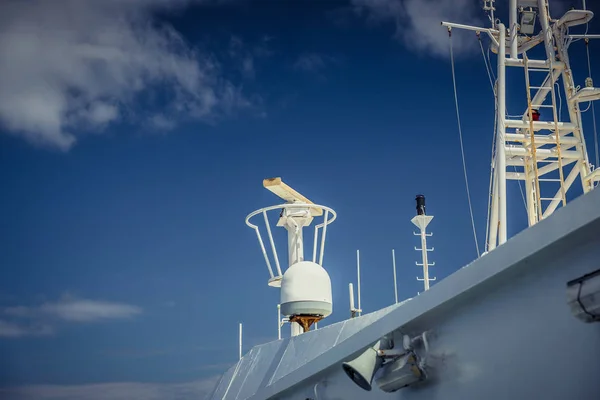 Білий корабель матчі проти синього неба — стокове фото