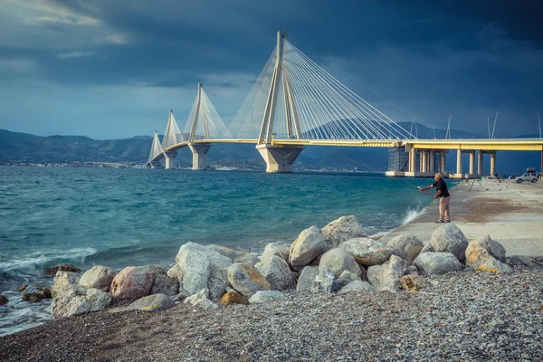 リオ アンティリオン橋もトリクーピス近く enbankmen のパトラス, ギリシャ - 2016 年 9 月: 漁師 — ストック写真