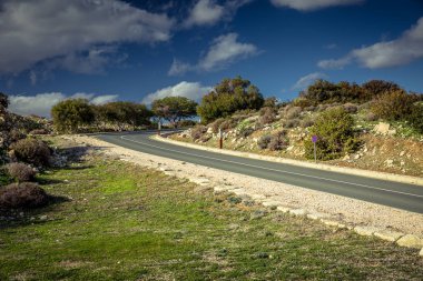 Asfaltlı yol tepe üzerinde
