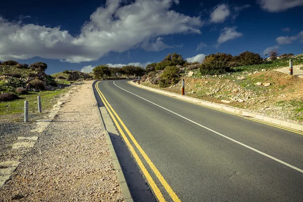 Estrada asfaltada na colina — Fotografia de Stock
