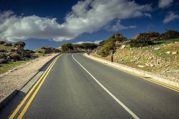Estrada asfaltada na colina — Fotografia de Stock