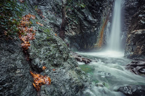 Горный водопад при падении — стоковое фото