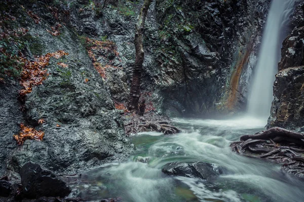 Горный водопад при падении — стоковое фото