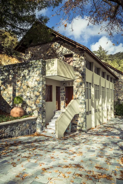 Casa de piedra en las montañas — Foto de Stock