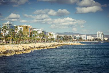 Limassol, Kıbrıs - Aralık 2016: Promenade kıyı şeridi boyunca