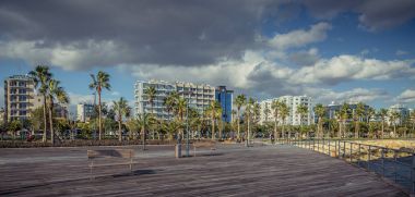 Limassol, Kıbrıs - Aralık 2016: Promenade kıyı şeridi boyunca