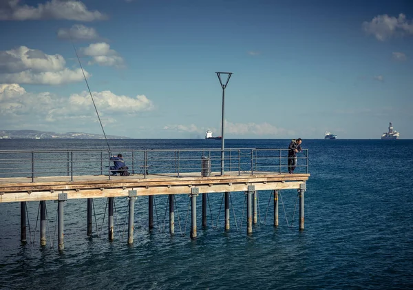 Limassol, Kypr - prosinec 2016: Promenáda podél pobřeží — Stock fotografie