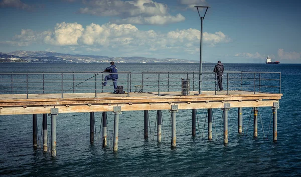 Limassol, Kıbrıs - Aralık 2016: Promenade kıyı şeridi boyunca — Stok fotoğraf