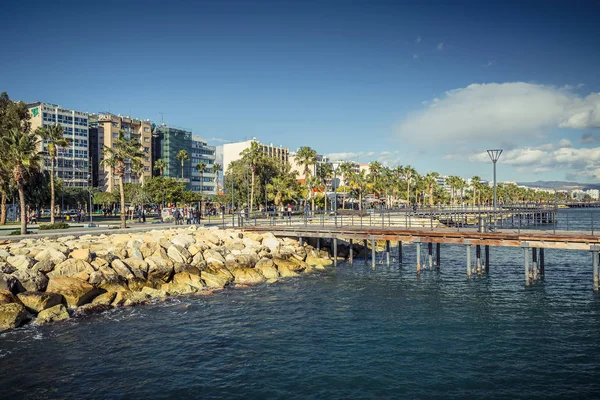 Limassol, Chypre - DÉCEMBRE 2016 : Promenade le long du littoral — Photo