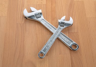 Ayarlanabilir anahtarları - somun anahtarları masada