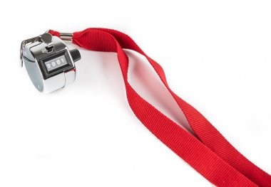 Metal Clicker tezgahın üzerine kırmızı kurdele