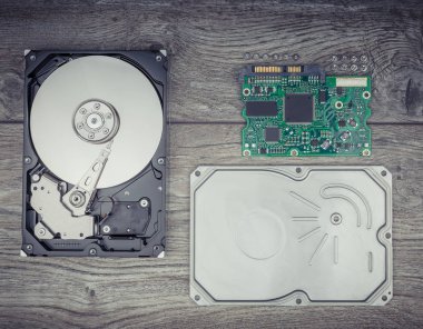 Masanın üstünde sert götürmek demonte