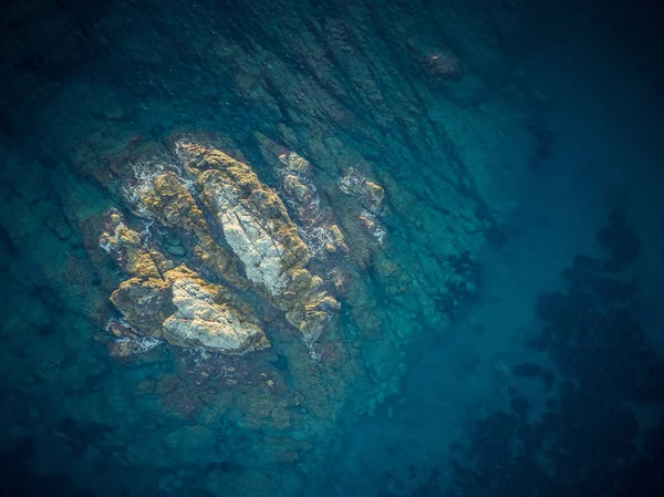 Ilha rochosa no mar de uma vista de pássaros-olho — Fotografia de Stock