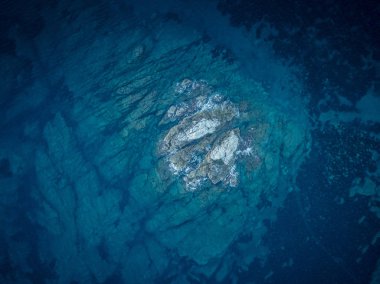 Kuş bakışı denizdeki Rocky Adası
