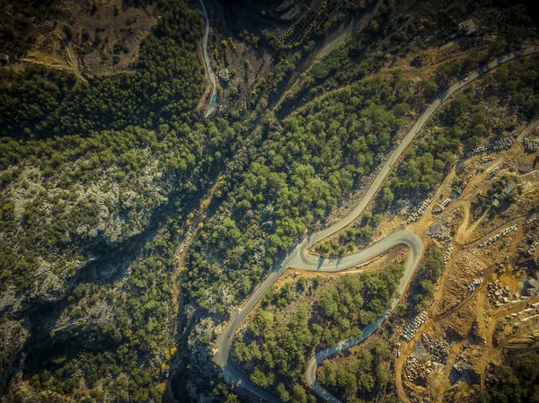 Estrada de montanha de uma visão de olhos de pássaros — Fotografia de Stock