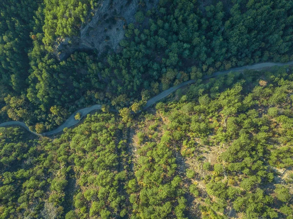 Carretera de montaña desde una vista de pájaro — Foto de Stock