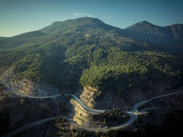 Carretera de montaña desde una vista de pájaro — Foto de Stock