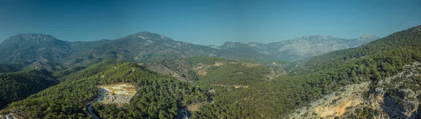 Panorama de las montañas desde una vista de pájaro —  Fotos de Stock